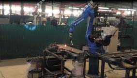 電動車箱板焊接工作站-濟(jì)南冠森自動化設(shè)備有限公司